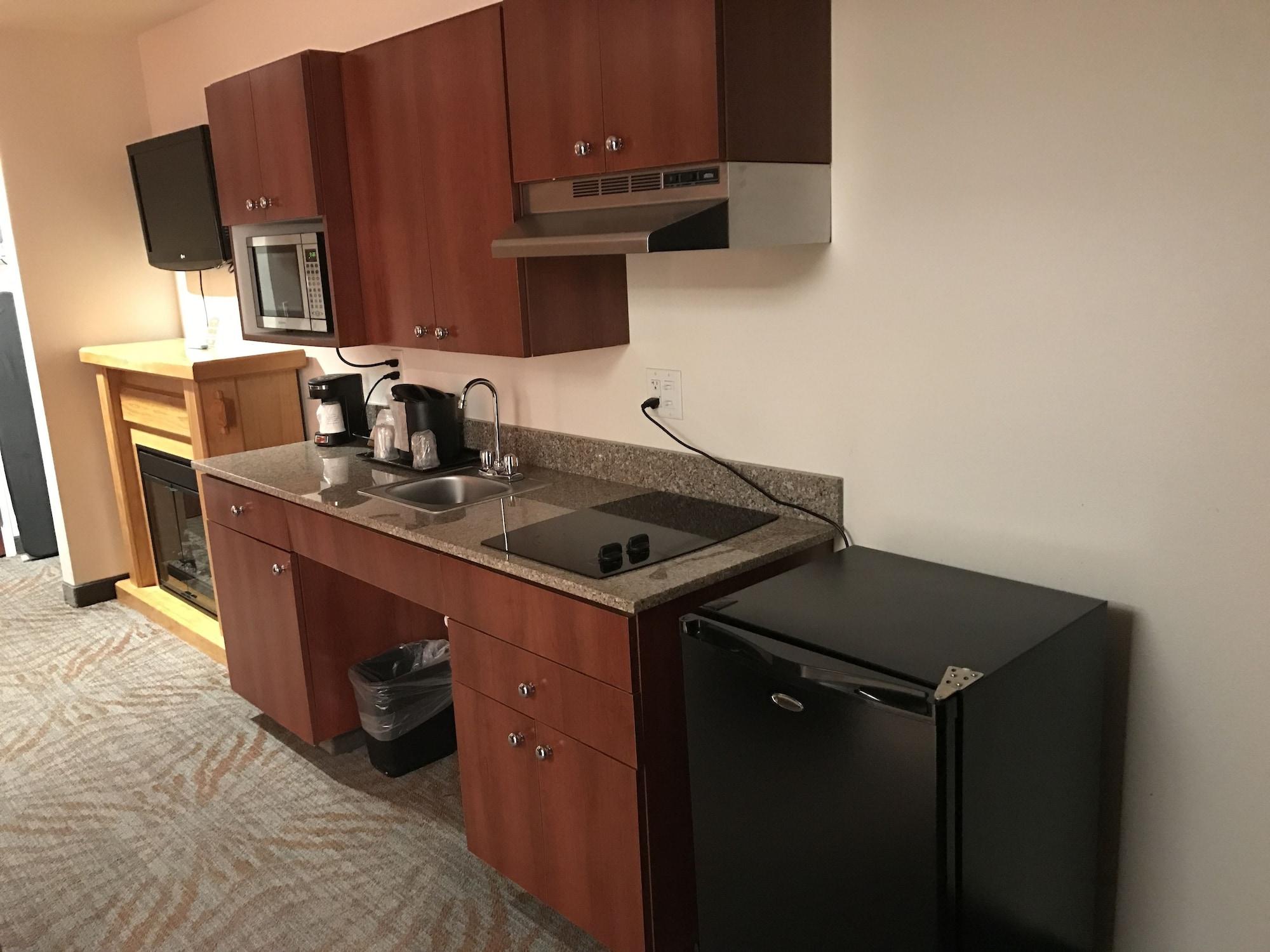 Super 8 By Wyndham West Hotel