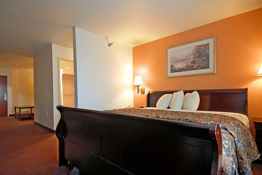Super 8 By Wyndham West Hotel 2*